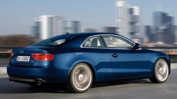 При версиите със задвижване на четирите колела могат да се появят проблеми със CVT трансмисията, позната и като мултитроник, при около 100 000 км. Тя може да започне да потрепва, да се колебае при потегляне, да не включва предавки или дори да се срине напълно.

Какво да се направи

Виновникът е хидравличният блок на мехатроника, отговорен за избора на предавки. Това най-често се дължи на прегряване или спад на вътрешното налягане на маслото. Понякога адаптацията, актуализациите на фърмуера и почистването на блока могат да помогнат, но най-често блокът трябва да бъде сменен. За да се удължи животът на трансмисията е важно да се следи за охладителната  системата ѝ.
